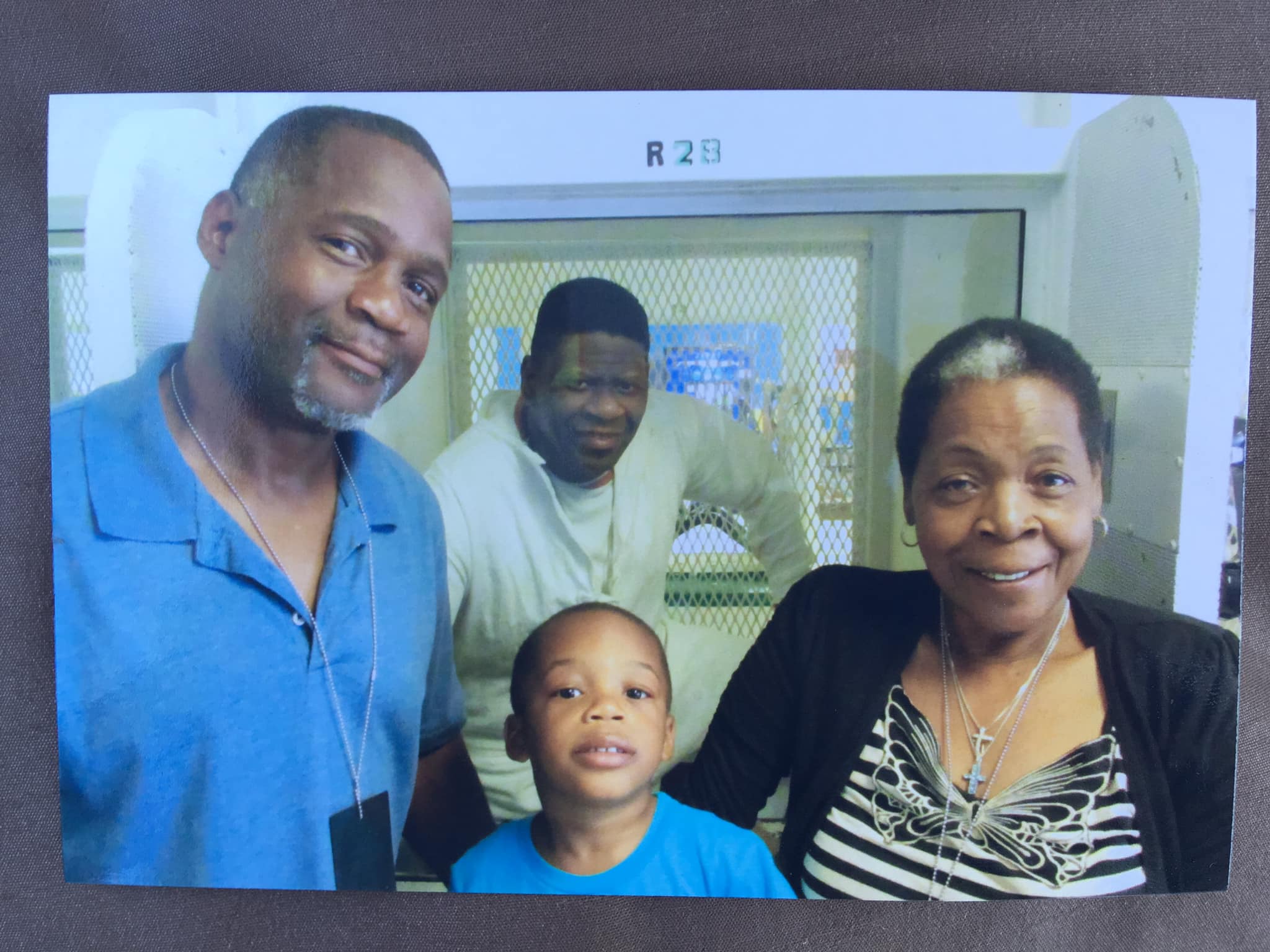 Rodney Reed with his brother Rodrick, nephew Rodrick Jr., and mother Sandra Reed at the Allan B. Polunsky Unit, West Livingston, Texas in 2019. (Image: Courtesy of the Reed Justice Initiative)