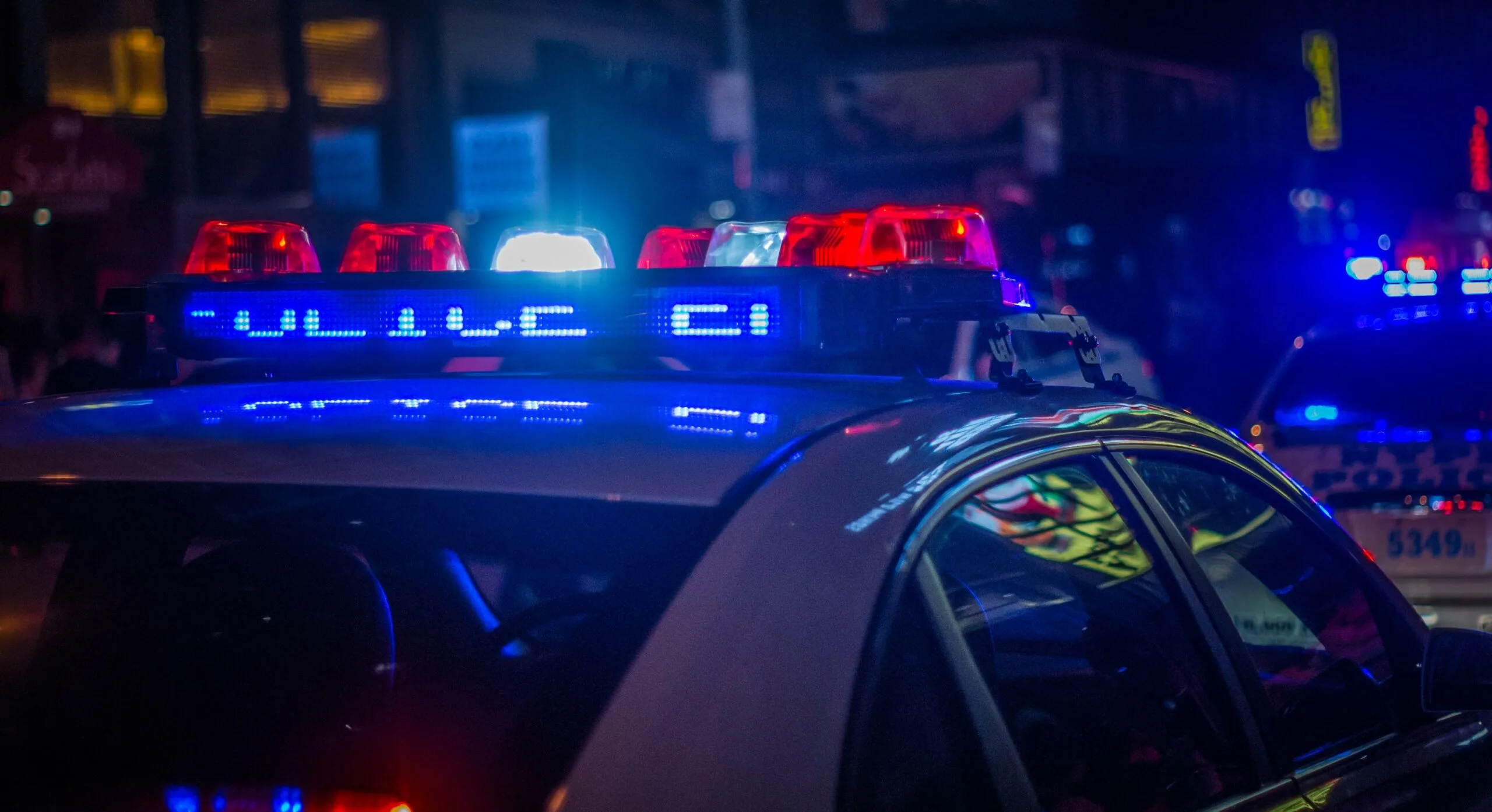Flashing lights on a police car. (Image: Michael Fortsch/Unsplash)
