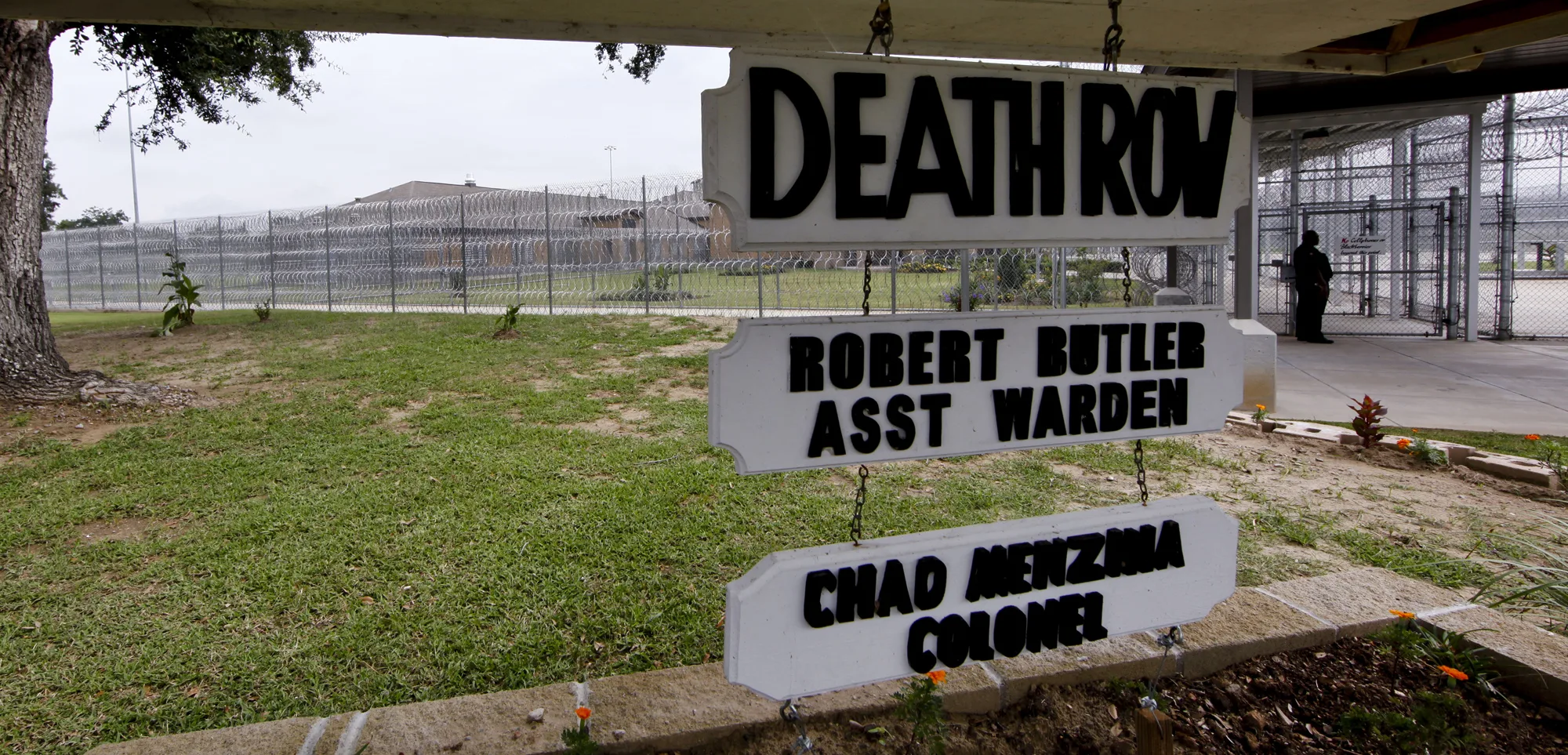 Death Row building at the Louisiana State Penitentiary Friday, Sept. 18, 2009 in Angola, Louisiana. ( AP Photo/Judi Bottoni )