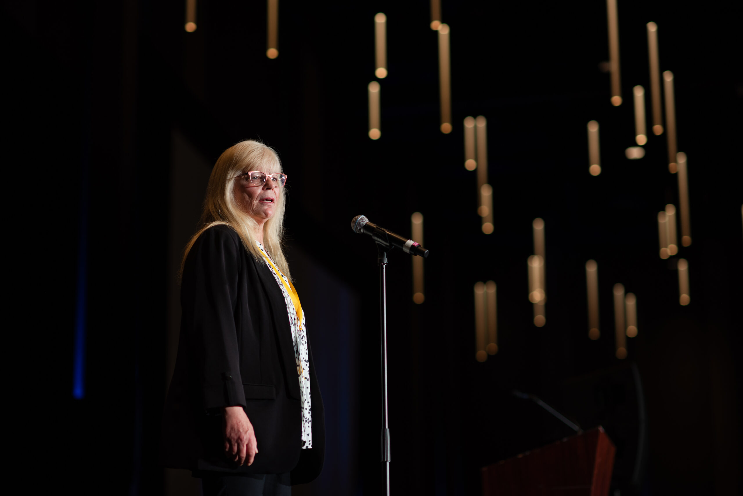 Belynda Goff performs at The Moth storytelling session at the 2025 Innocence Network Conference in Seattle. (Photo: Lyra Photography for Innocence Project)